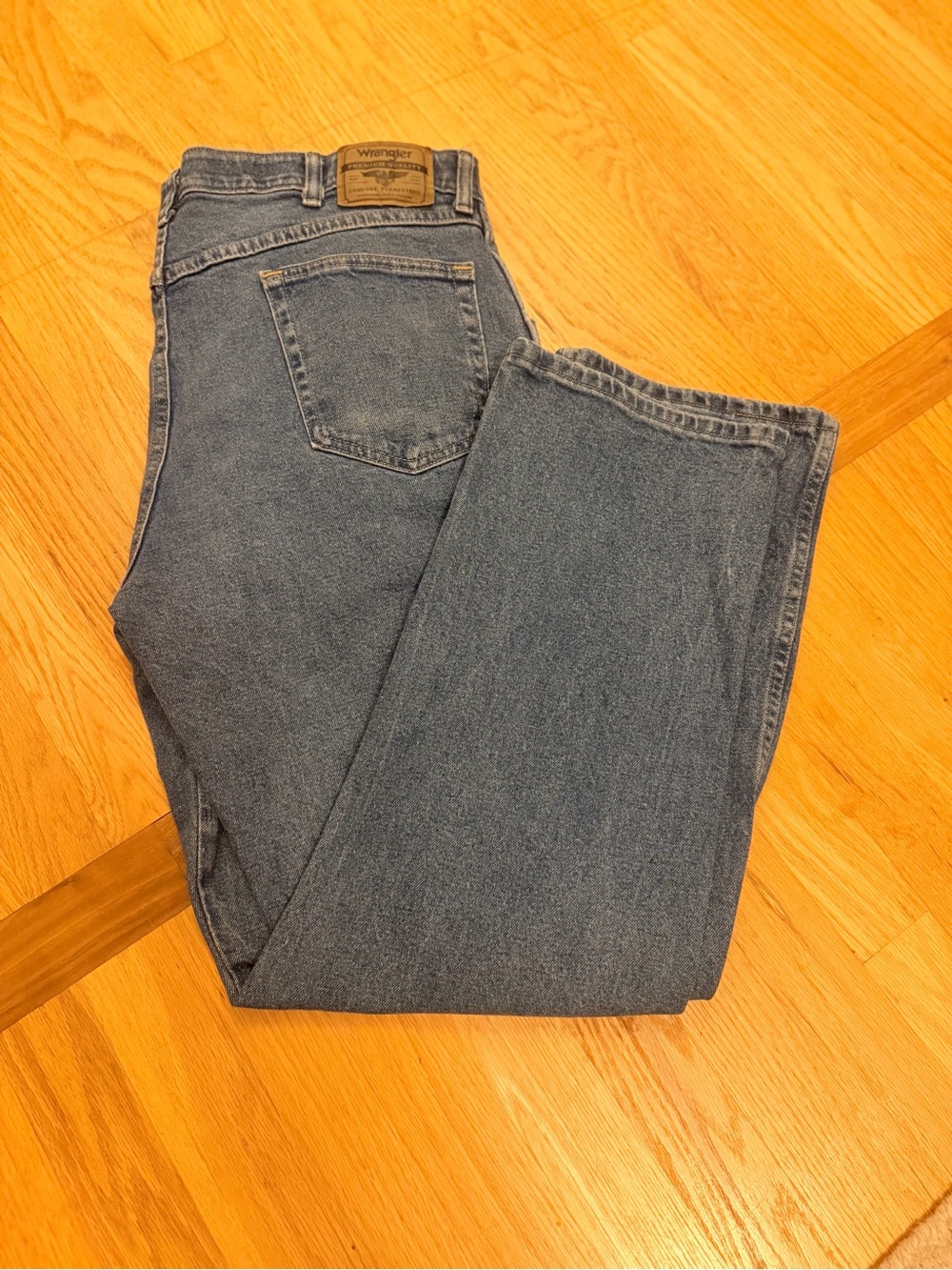 Men's Size 38x30 "Wrangler" Relaxed Fit Denim Jeans in Medium Blue GUC